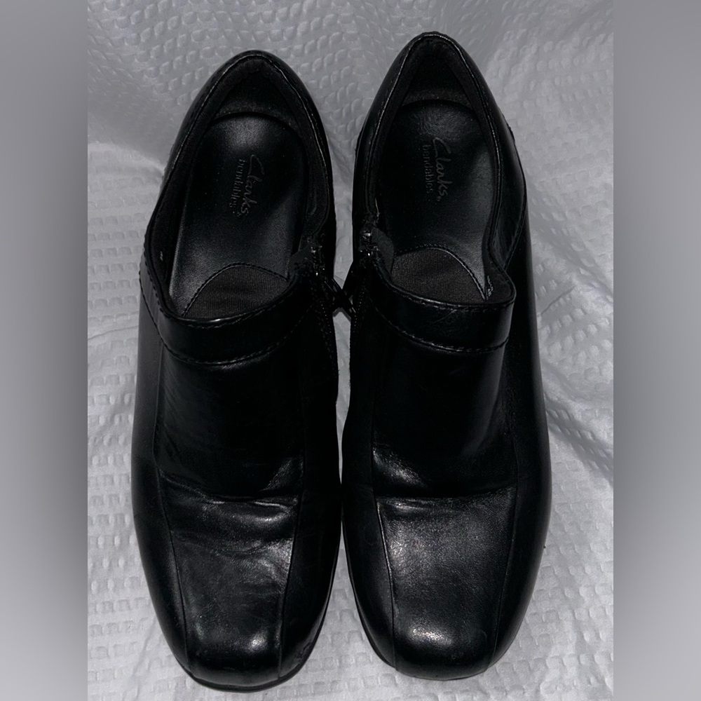 Clarks Black Leather Heeled Loafers or Booties Womens Size 9 - Picture 1 of 4